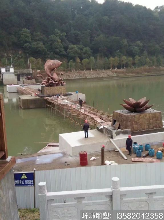 緞銅魚雕塑，荷花雕塑